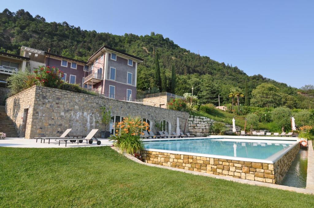 萨罗Villa Maria的庭院中带游泳池的房子