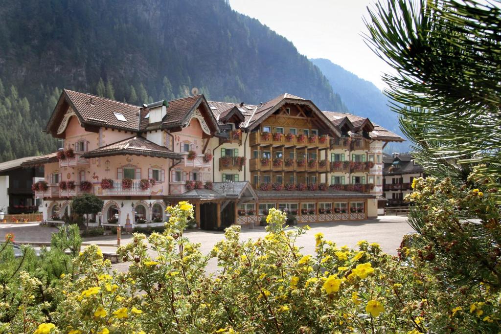 坎皮泰洛迪法萨Hotel Soreghes Gran Chalet的山前的大建筑