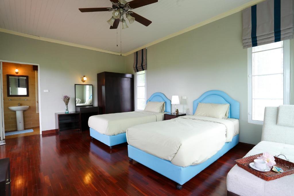 Baan Wang Mi考亚自然度假村的一间带两张床和一张沙发的卧室
