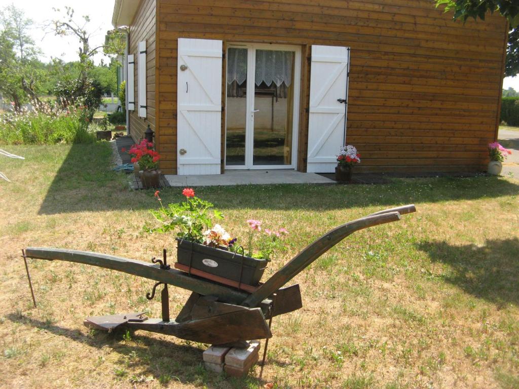 莫桑克斯拉皮蒂特芒格斯度假屋的房屋前花园车,上面有种植园