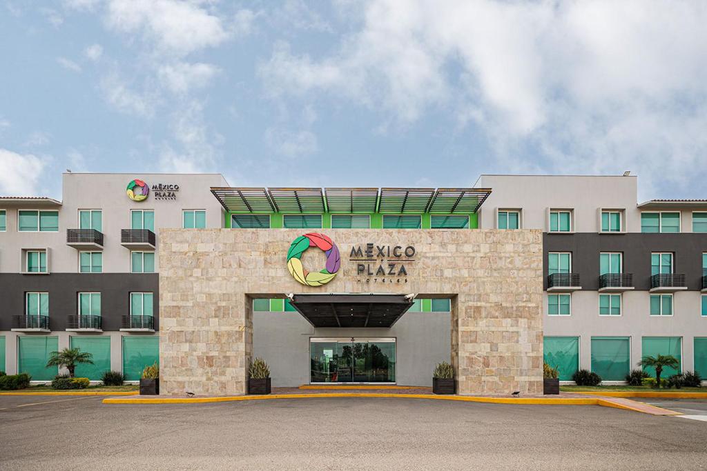 锡劳Hotel México Plaza Silao Aeropuerto的前面有标志的酒店