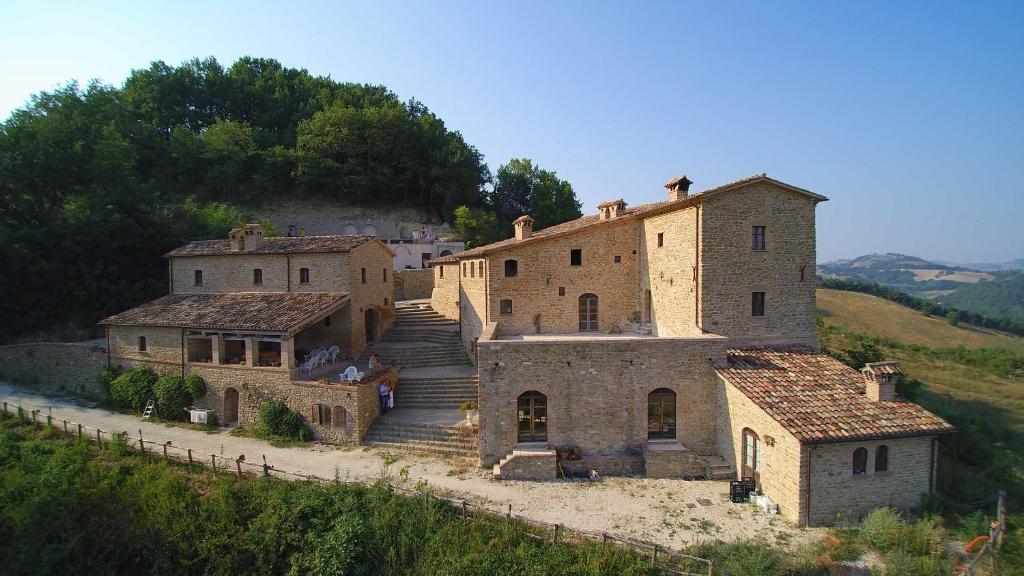 Macerata Feltria西斯特纳古老村庄酒店的山边的一组建筑