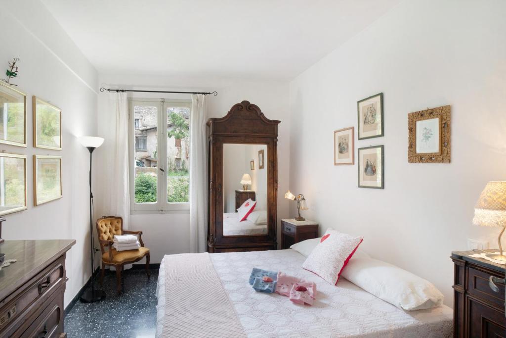 Castelvecchio di Rocca BarbenaAl Frantoio的带床和镜子的卧室