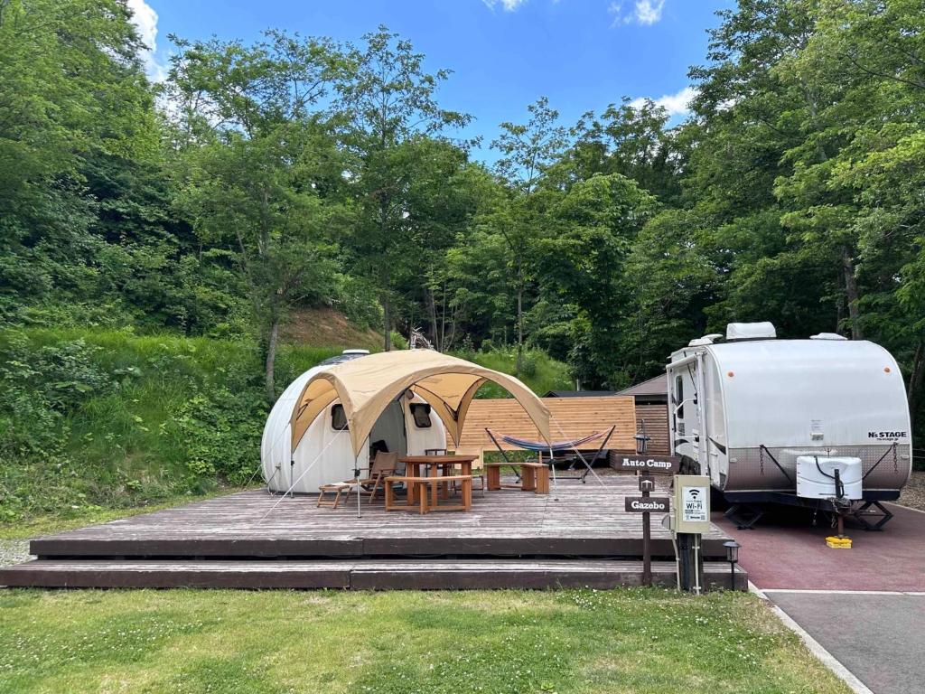 八幡平市Kuruma Asobi Adventure Field Appi - Camp - Vacation STAY 42097v的营地,配有帐篷和拖车