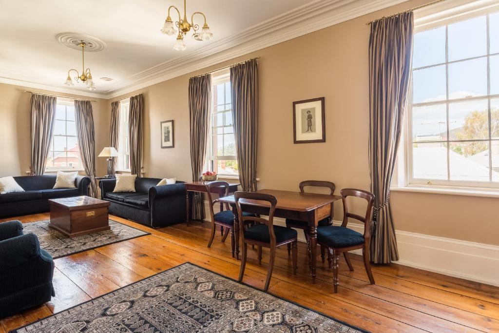霍巴特格兰德老公爵公寓的客厅配有桌椅