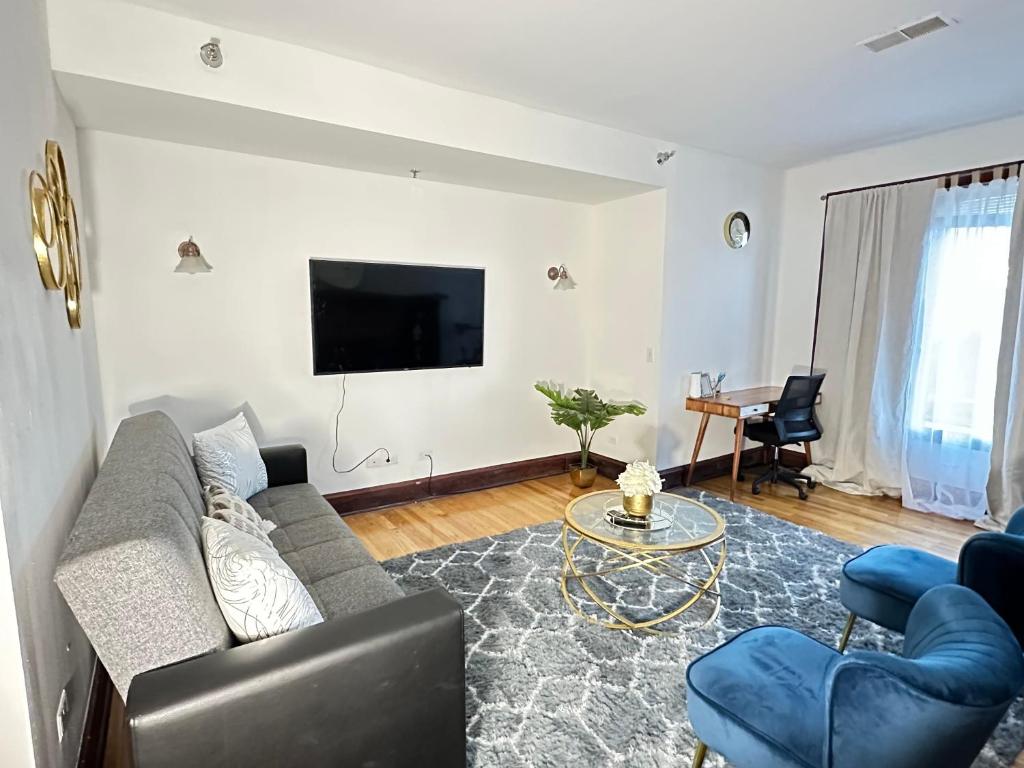 芝加哥Luxury 2 bed 2 bath in Chicago with free parking的客厅配有沙发和桌子