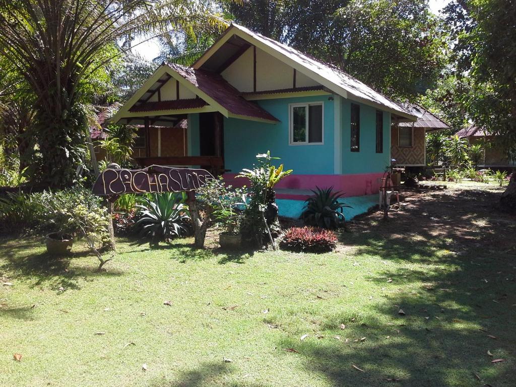 Siboya拉查日落度假酒店的前面有标志的蓝色小房子