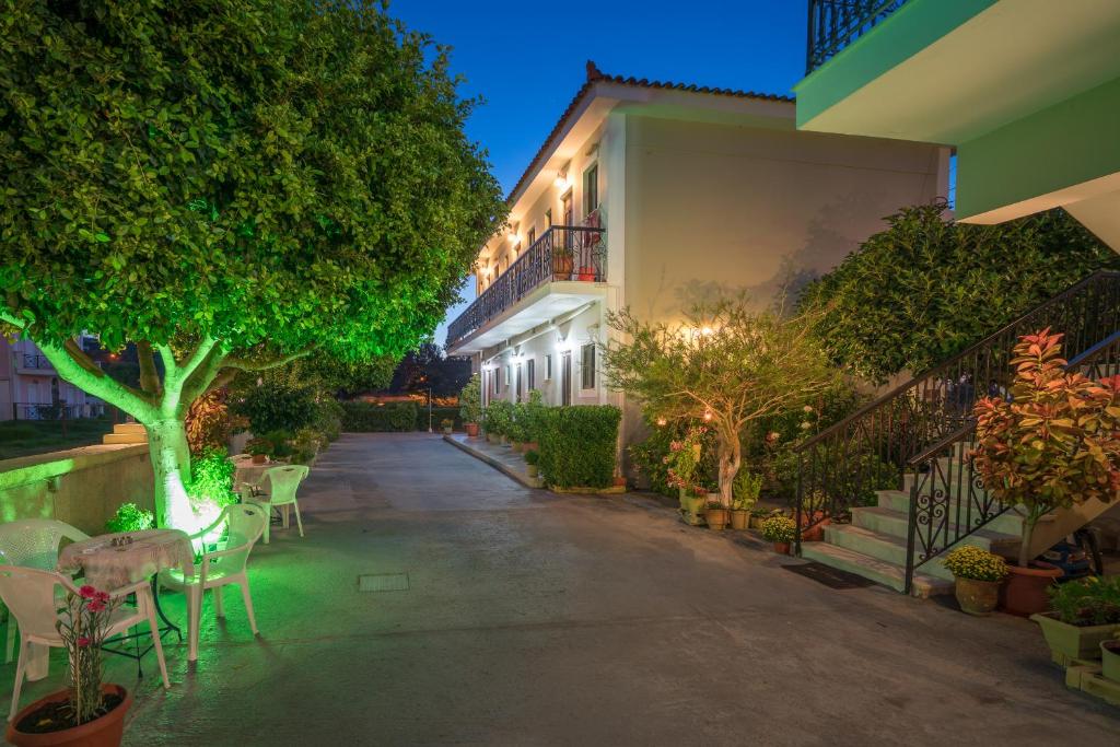 蒂锡利维托塔一室公寓酒店的一座带椅子和树木的建筑的庭院