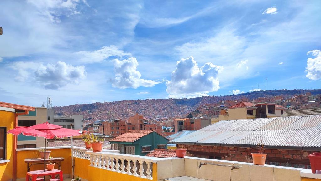 拉巴斯Casa de Huéspedes "La Casa Bonita"的市景阳台