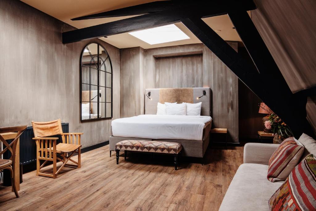 乌得勒支City Center Lodge Utrecht的卧室配有一张床和一张桌子及椅子