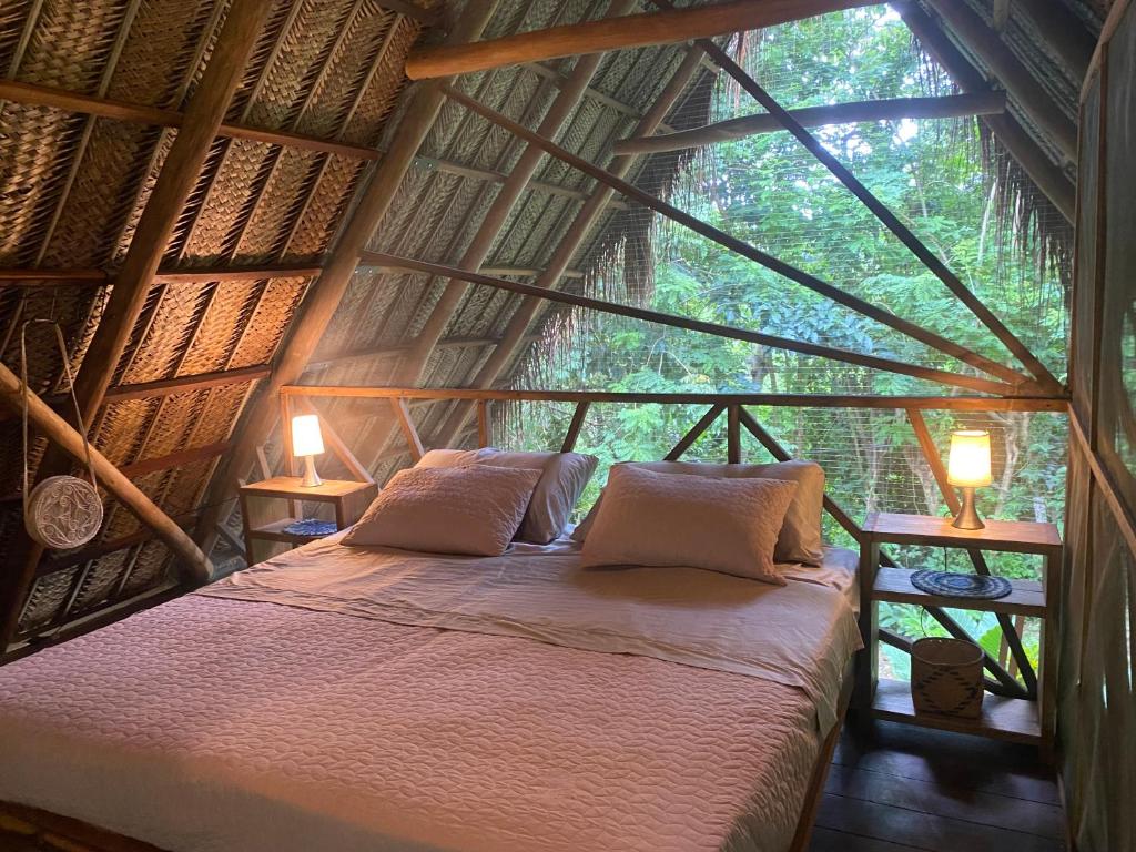 伯里塔卡Canto Tayrona Ecolodge的树屋的卧室,配有床