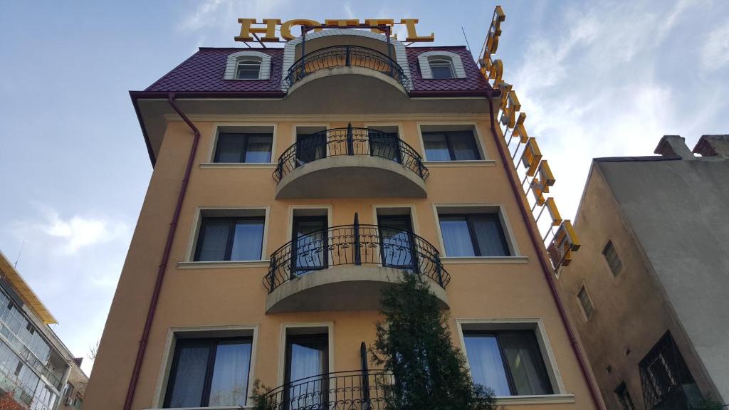 布加勒斯特坎泰米尔酒店的黄色的建筑,旁边设有阳台