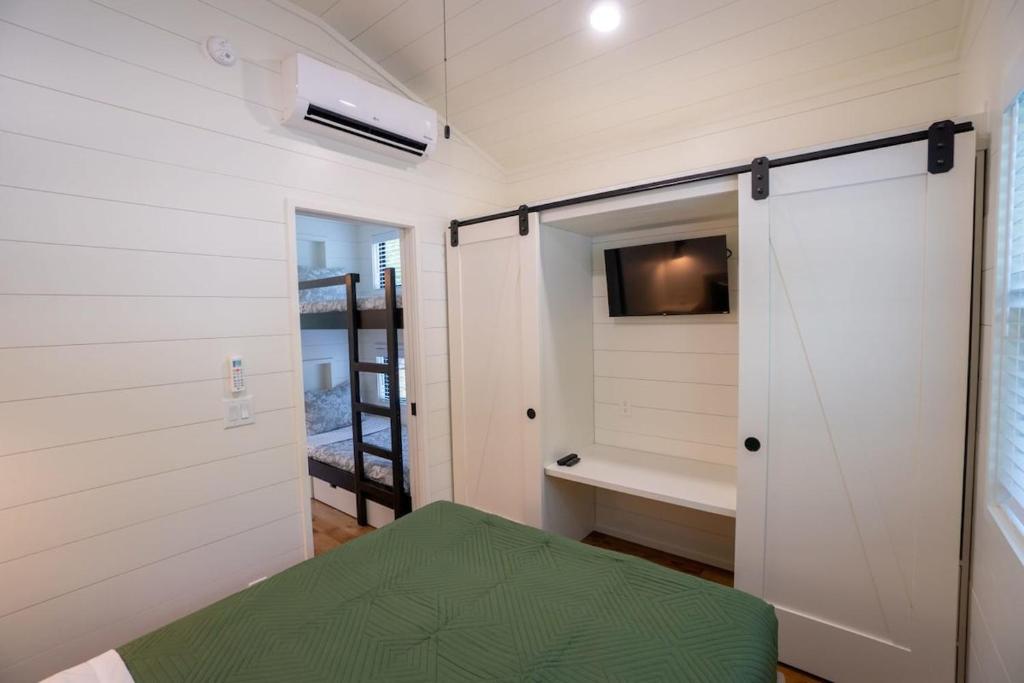 Creekside Modern Tiny Home - Firepit - Racoon Cabin客房内的一张或多张床位