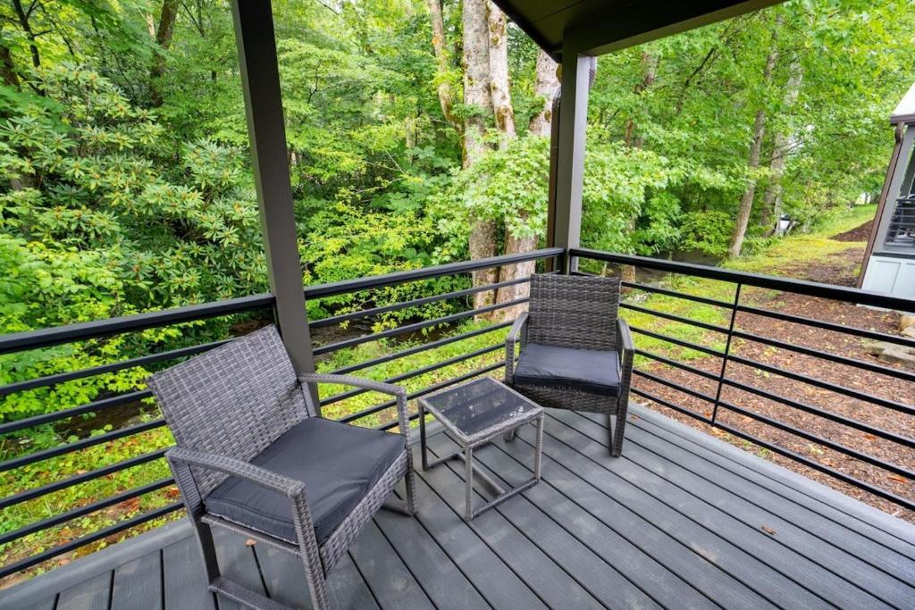 Creekside Modern Tiny Home - Firepit - Racoon Cabin的阳台或露台
