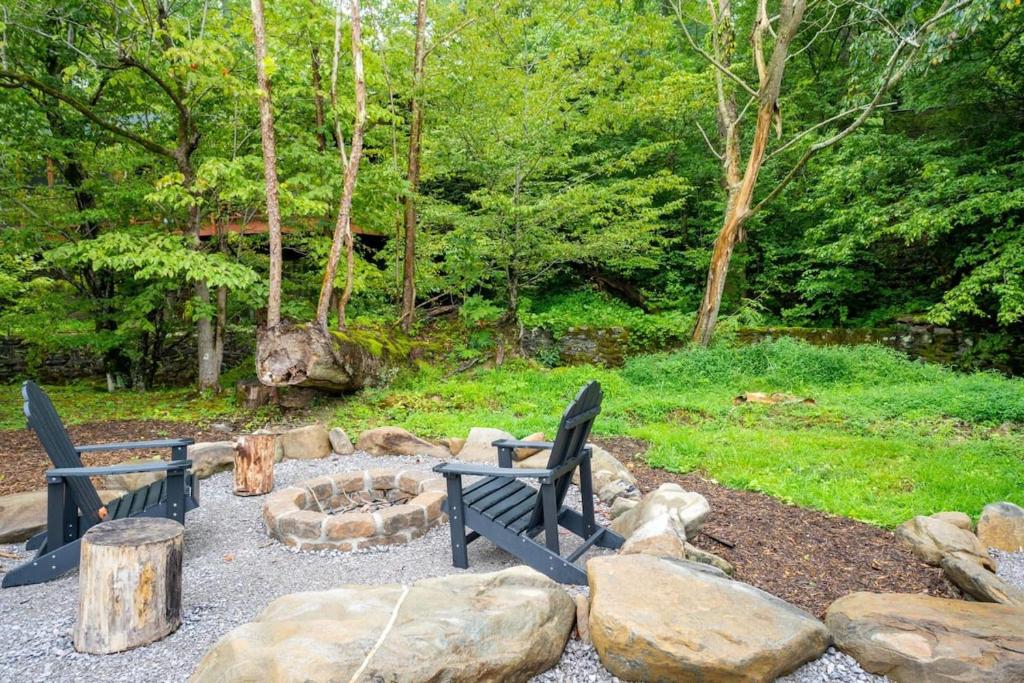 Creekside Modern Tiny Home - Firepit - Racoon Cabin外面的花园