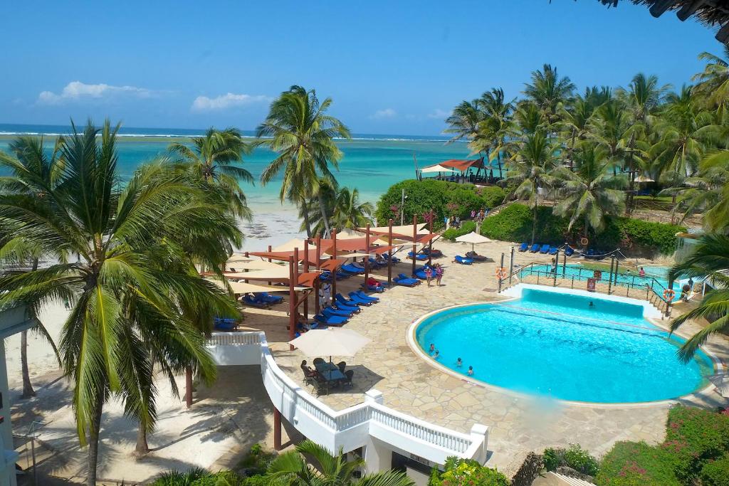 蒙巴萨航海家海滩度假酒店的享有海滩和游泳池的空中景致。