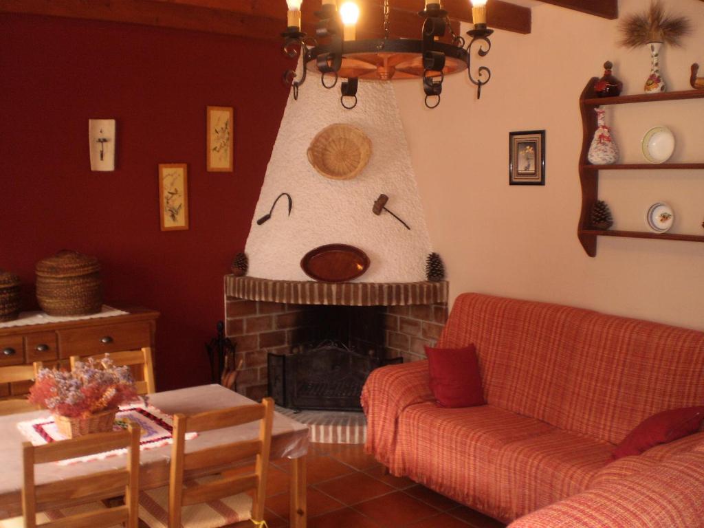 比纽埃拉La Atalaya de Los Romanes的客厅设有壁炉,配有圣诞树