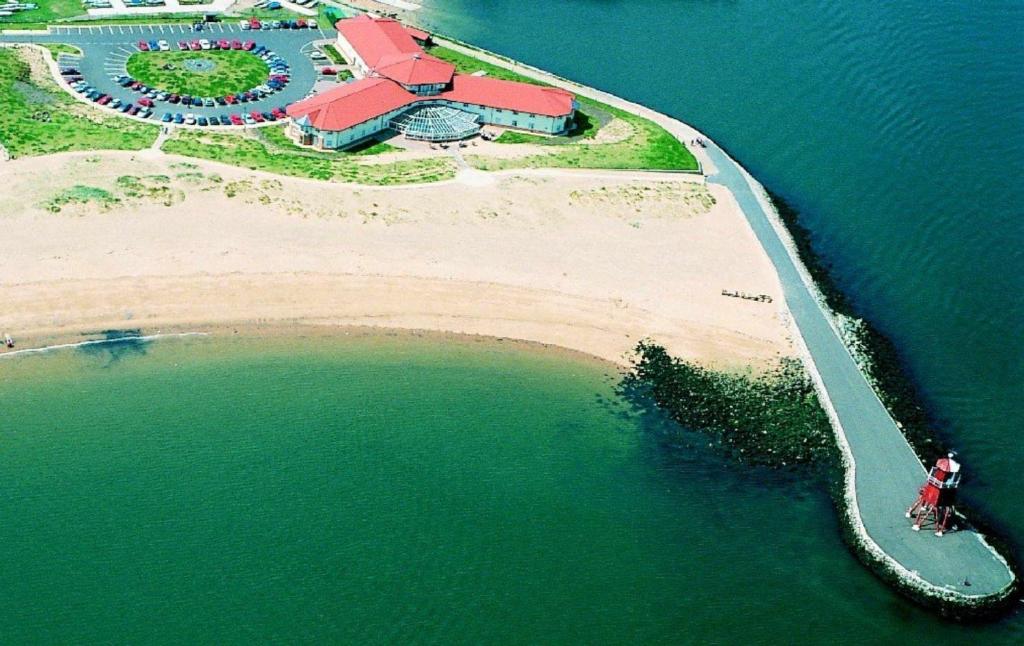 南希尔兹小天堂旅馆的水面上岛屿的空中景观