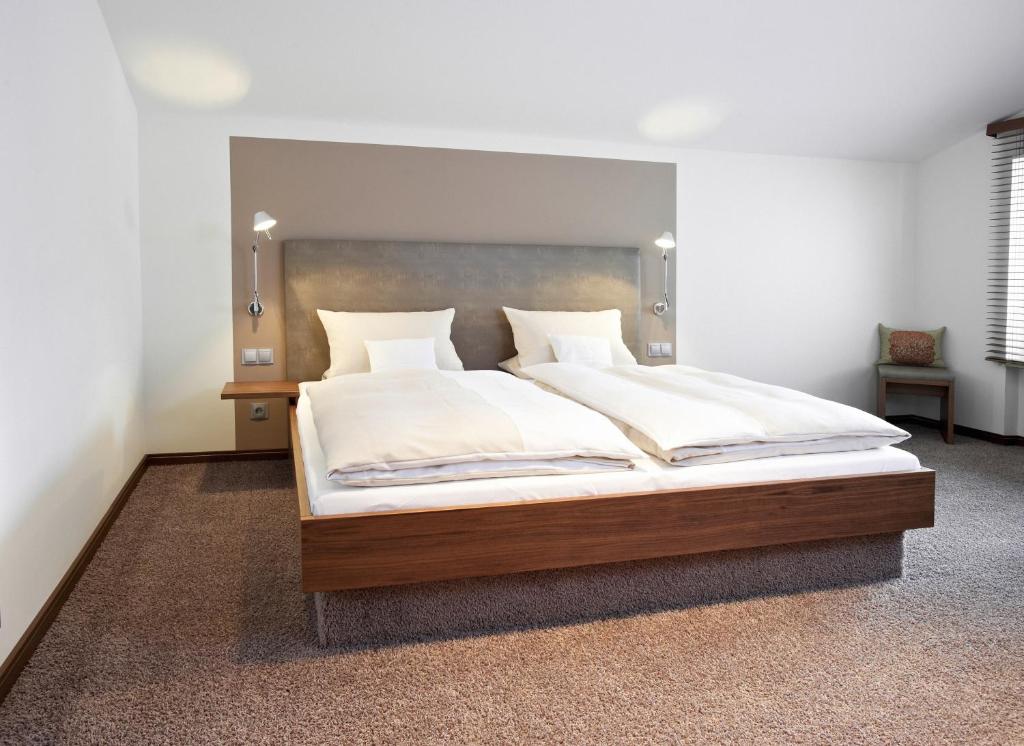 安德纳赫爱姆黑沃特斯图穆酒店的一间卧室配有一张带白色床单的大床