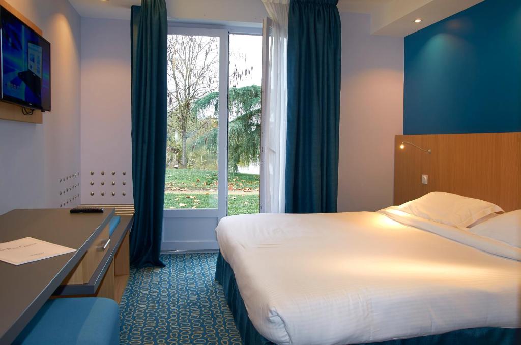 茹瓦尼左岸餐厅酒店的酒店客房设有床和窗户。