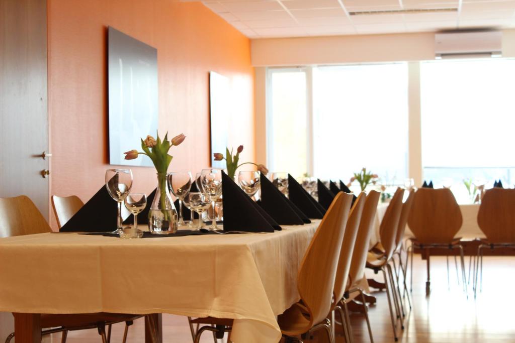 Sand叙尔达尔酒店的一间会议室,配有长桌子和椅子