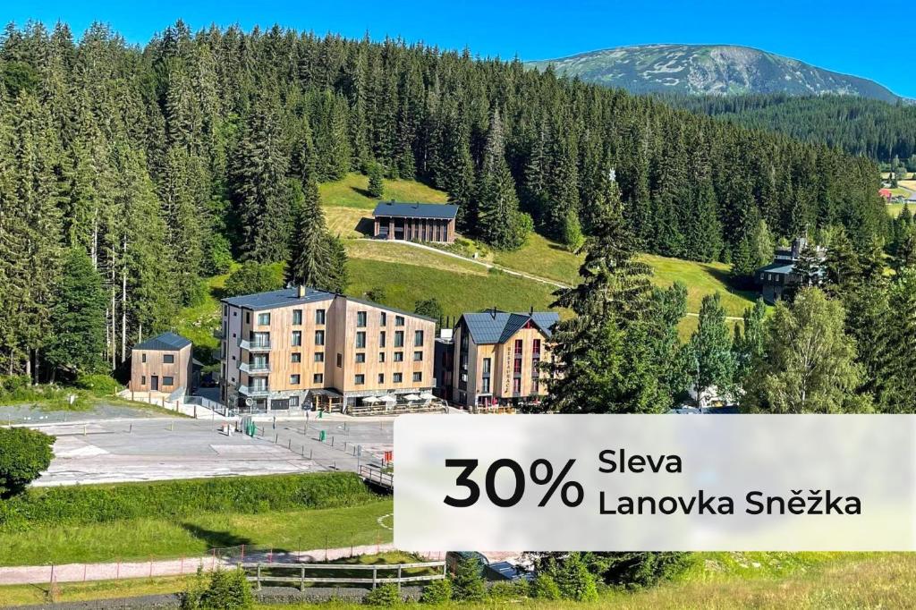 派克波特斯耐兹库Hotel Zelený potok的读过skiaya shkaka村的标志