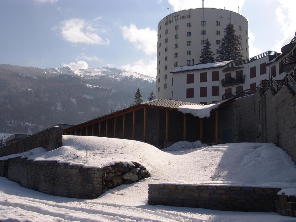 萨奥兹-杜尔克斯Hotel la Torre的建筑物前的雪盖斜坡
