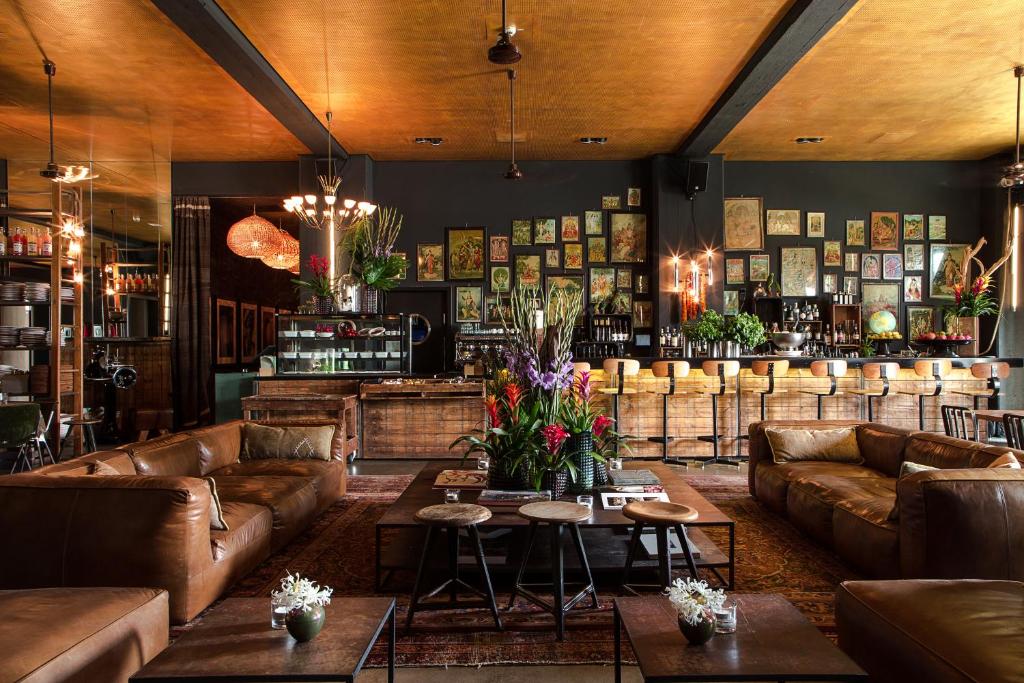 曼海姆斯派克7酒店的带沙发和桌子的客厅以及酒吧。