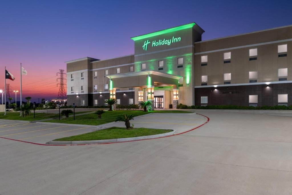 加尔维斯敦Holiday Inn Galveston Island, an IHG Hotel的一座医院建筑,上面有绿色标志