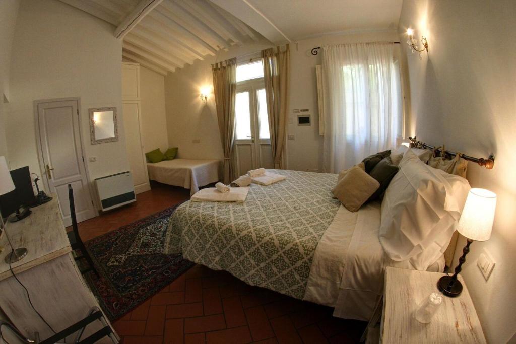 佛罗伦萨温馨之家住宿加早餐旅馆的一间卧室设有一张大床和一个窗户。