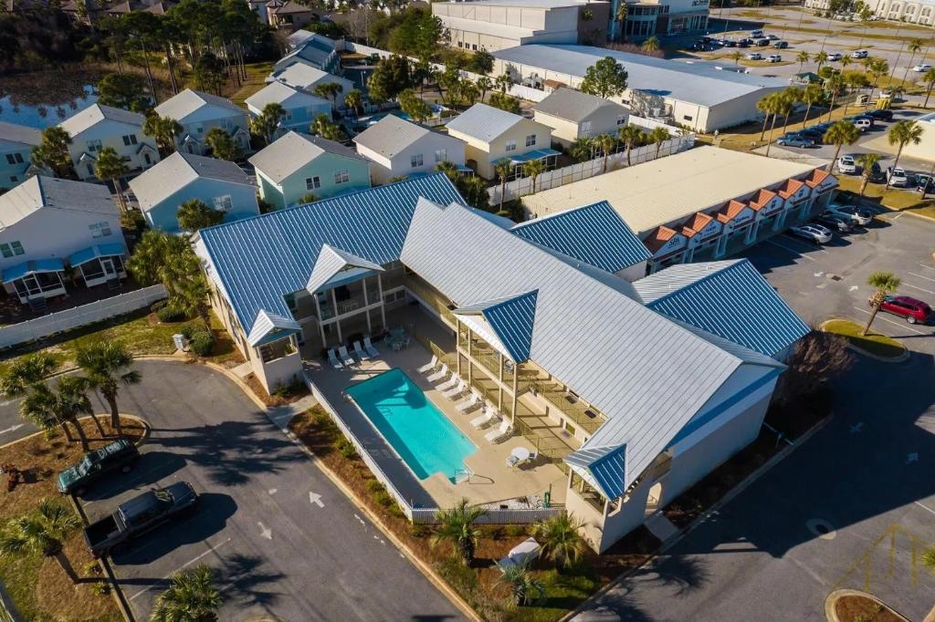 Sunny escape in Miramar Beach内部或周边的泳池