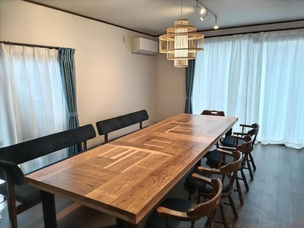 日光Nikko Holiday Home Sumica的一间会议室,配有木桌和椅子