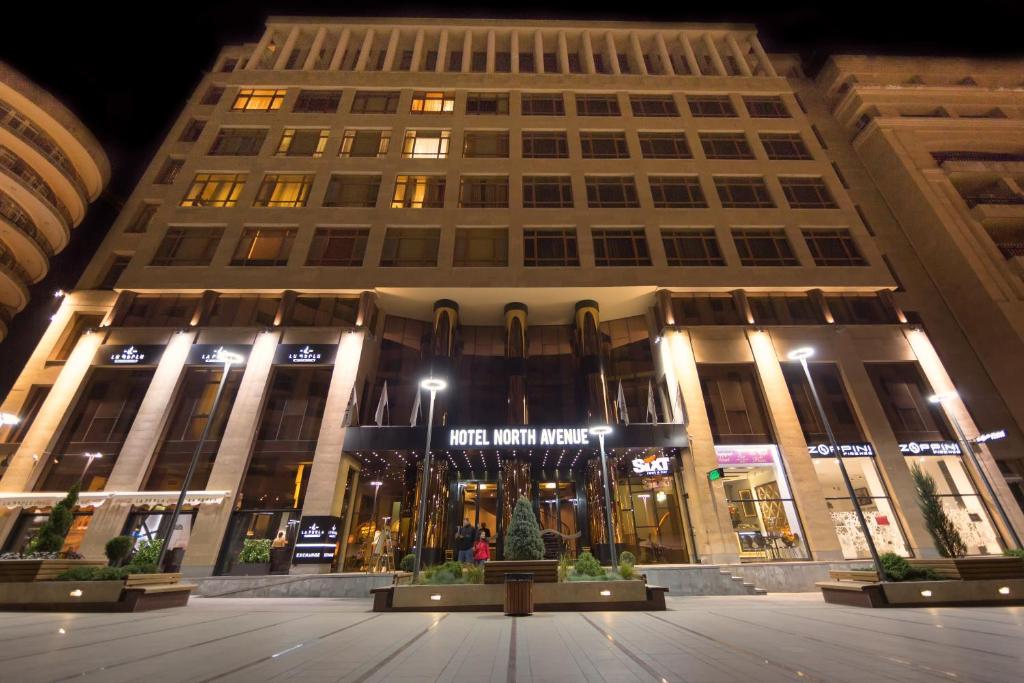 埃里温North Avenue by Stellar Hotels, Yerevan的一座大建筑,前面有圣诞树