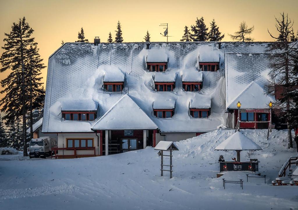 戈雷尼斯卡地区采尔克列克拉维克酒店的一座积雪覆盖的建筑