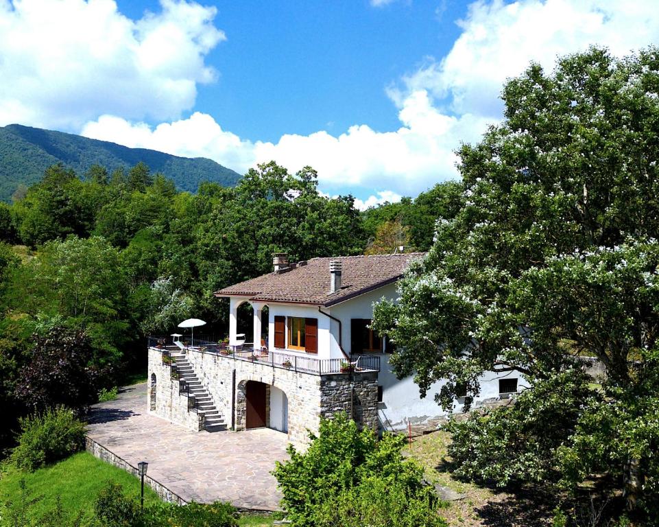 博比奥La Casa del Bosco - Villa with panoramic view of Bobbio and Val Trebbia valley的树木林立的田野中的房子