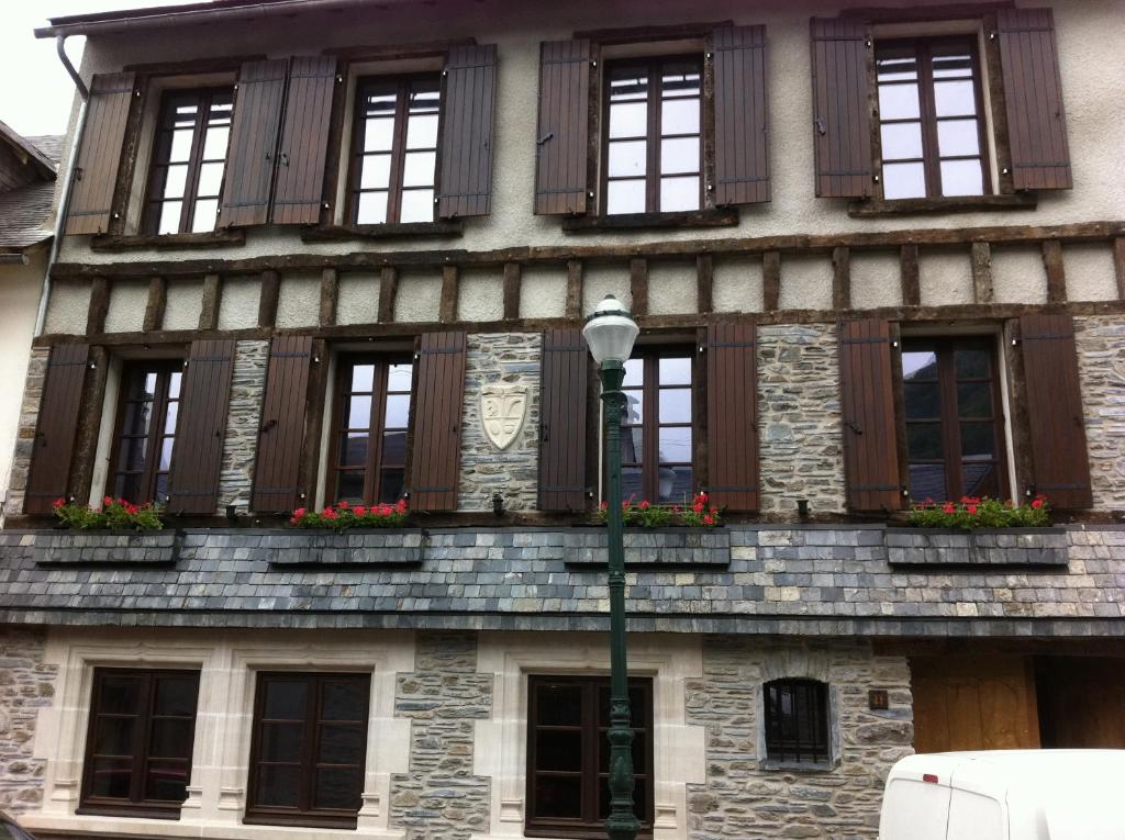 圣拉里苏朗Au Chant Des Marmites的一座建筑,上面有窗户和花盒