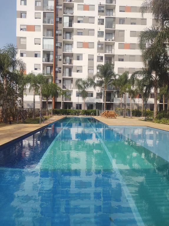 圣保罗Apartamento confortável e com piscina em São Paulo的一座高楼前的大型游泳池