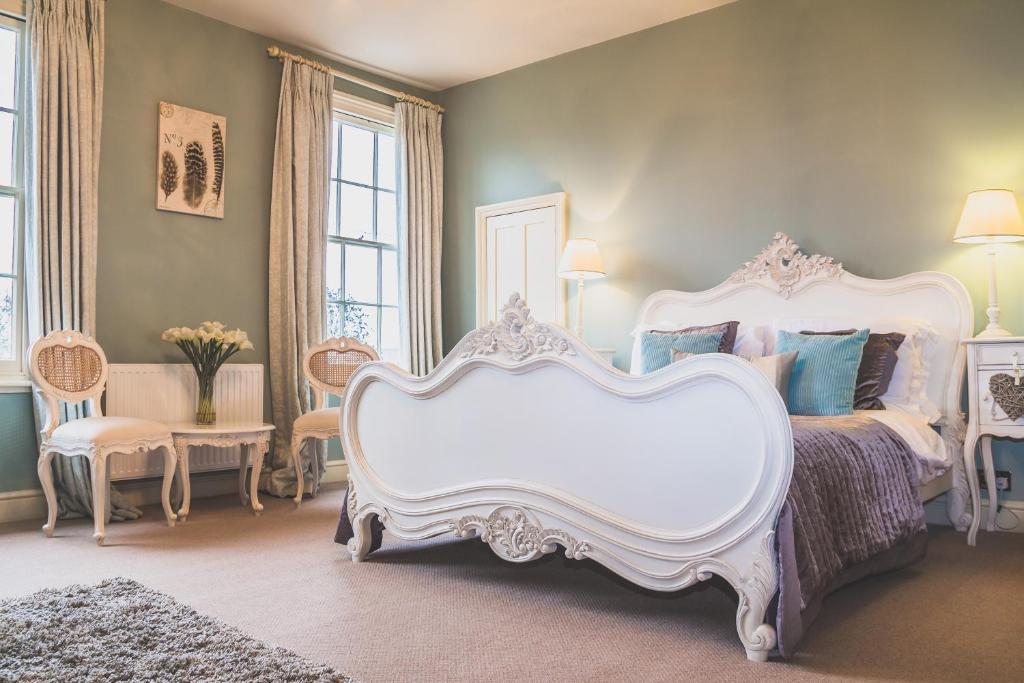 勒德洛萨尔威艾姆酒店的卧室配有一张白色大床和椅子