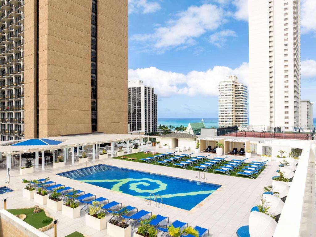 檀香山Hilton Waikiki Beach的享有度假村游泳池的空中景致