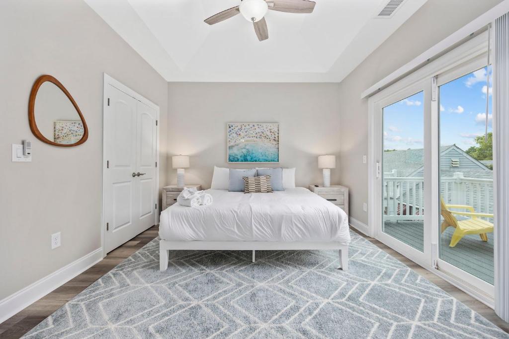 默特尔比奇Pier View - Spacious Home Sleeps 8 - Pet Friendly的一间带床和大窗户的白色卧室