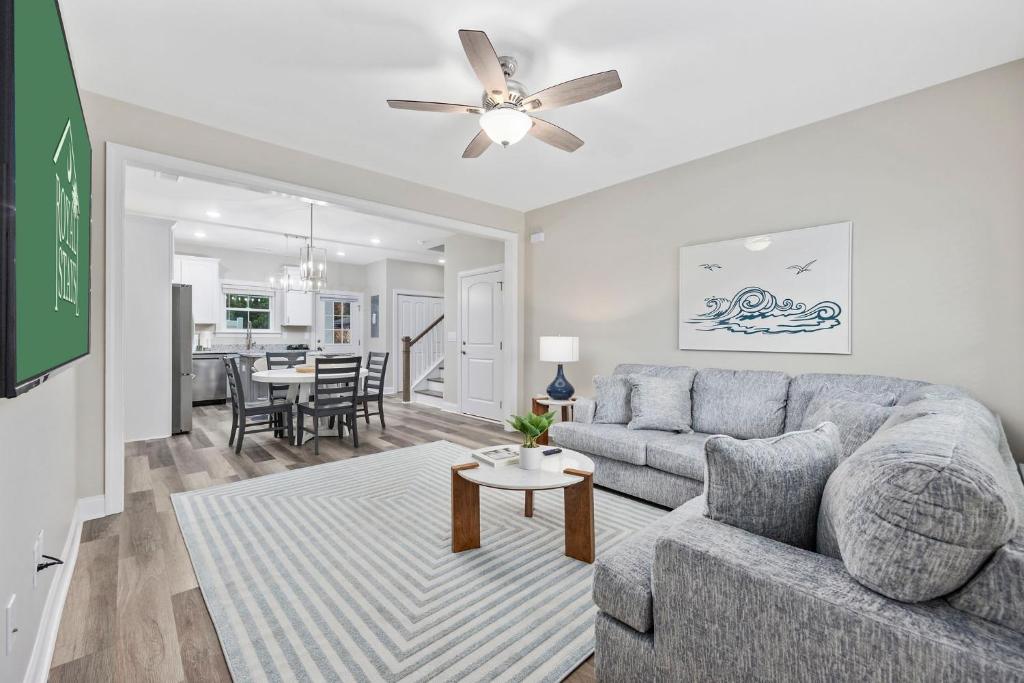 默特尔比奇Pier View - Spacious Home Sleeps 8 - Pet Friendly的带沙发和桌子的客厅