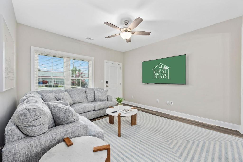 Pier View - Spacious Home Sleeps 8 - Pet Friendly的休息区