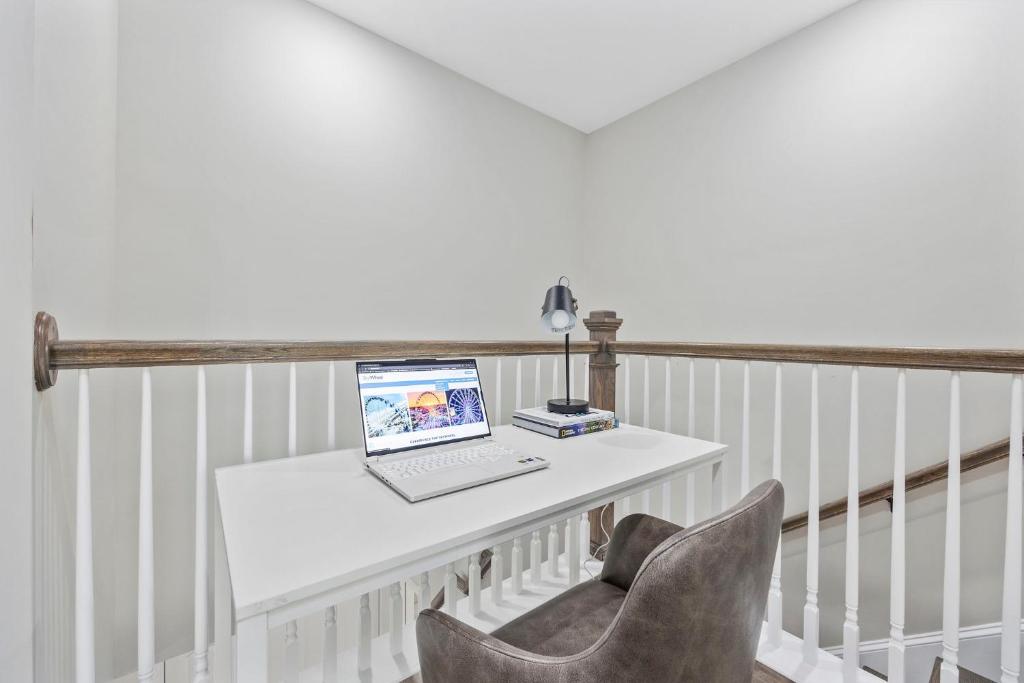 Pier View - Spacious Home Sleeps 8 - Pet Friendly的电视和&#47;或娱乐中心