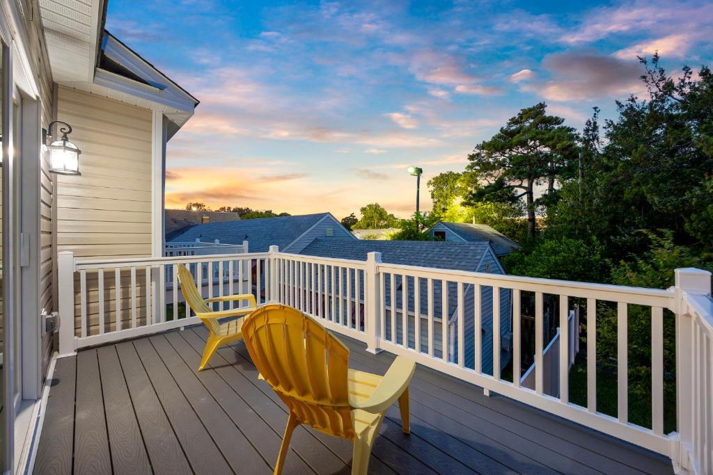 Pier View - Spacious Home Sleeps 8 - Pet Friendly的阳台或露台