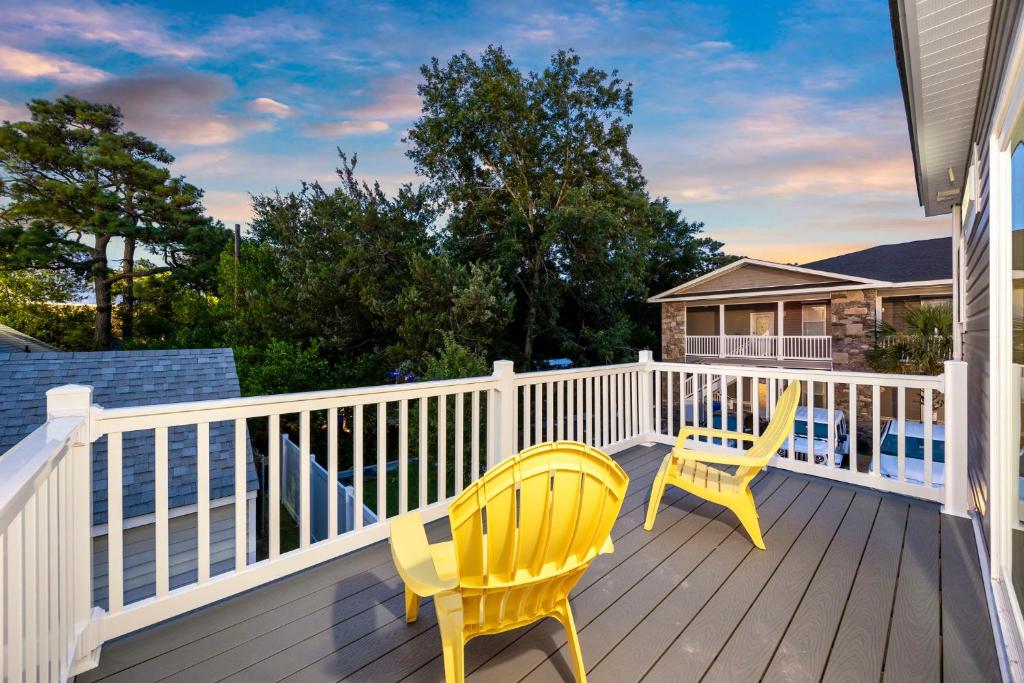 Pier View - Spacious Home Sleeps 8 - Pet Friendly的阳台或露台