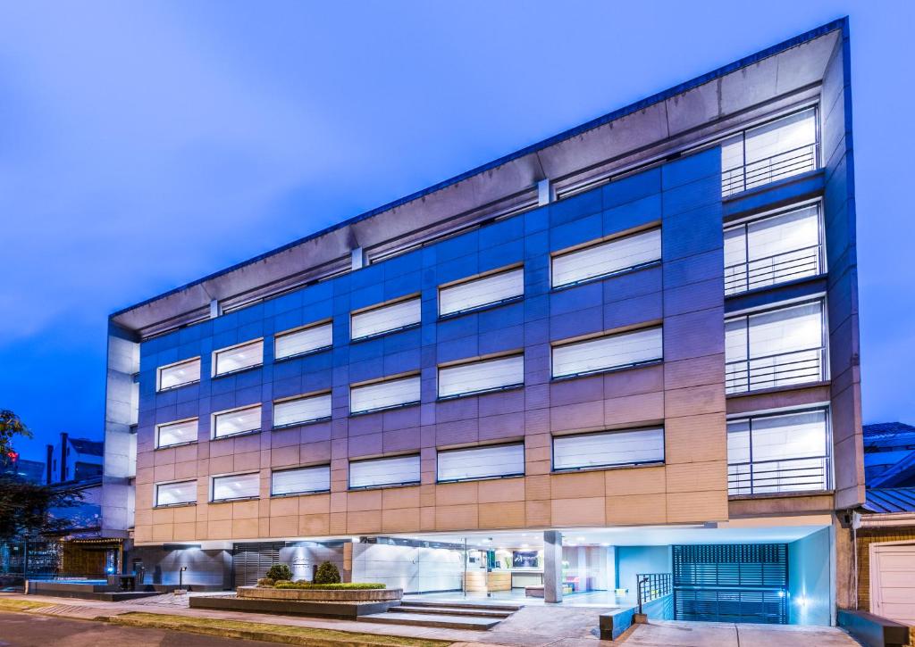 波哥大旅行者奥博里斯科公寓的一栋带蓝色窗户的办公楼