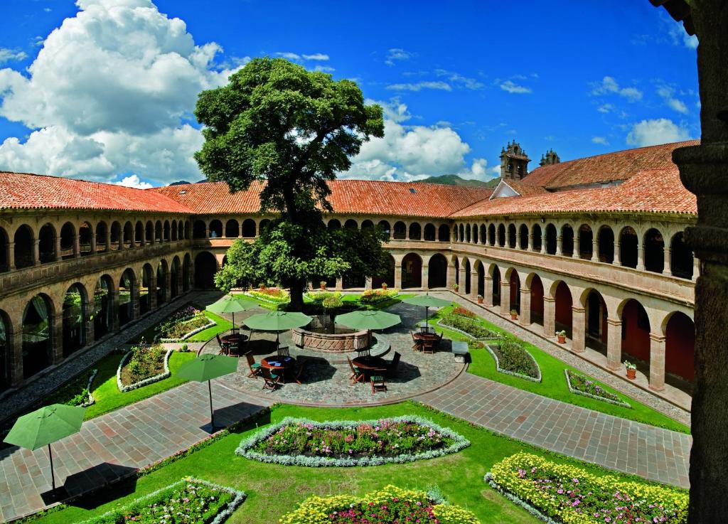 库斯科Monasterio, A Belmond Hotel, Cusco的中间有树的建筑中的庭院