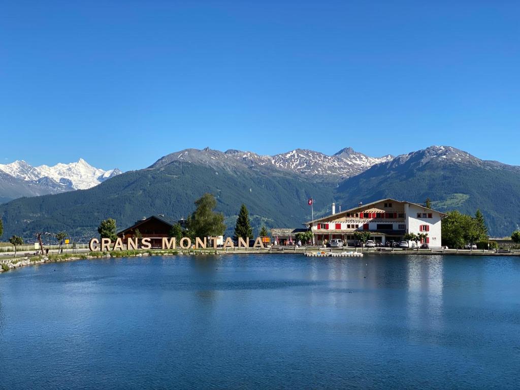 克莱恩 蒙塔纳杜拉克酒店的享有以山脉为背景的湖泊美景