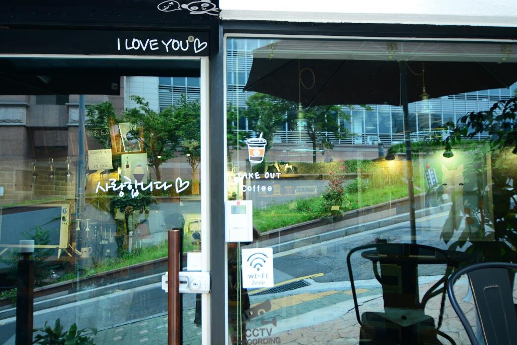 首尔独角兽公寓的街道前带雨伞的商店窗口