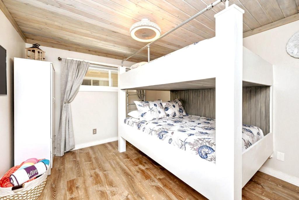 Captains Quarters 3 Comm Pools Pet Friendly客房内的一张或多张床位